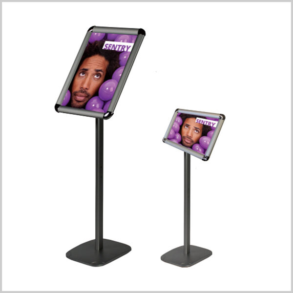 Cadre clipant sur pied avec canne télescopique. Idéal pour les hall d’acceuil, pour l’affichage de menus pour les restaurant,….
