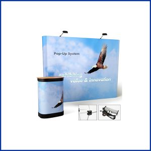 Stand parapluie courbe 3×3 se monte en moins de 10 minutes. Il est équipé d’une valise rigide qui peut être transformée en comptoir d’acceuil.