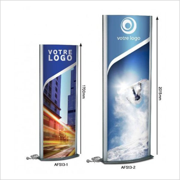 totem extérieur, est un support publicitaire utilisé dans le cadre de l’affichage urbain (point de vente, salon, aéroport,…).